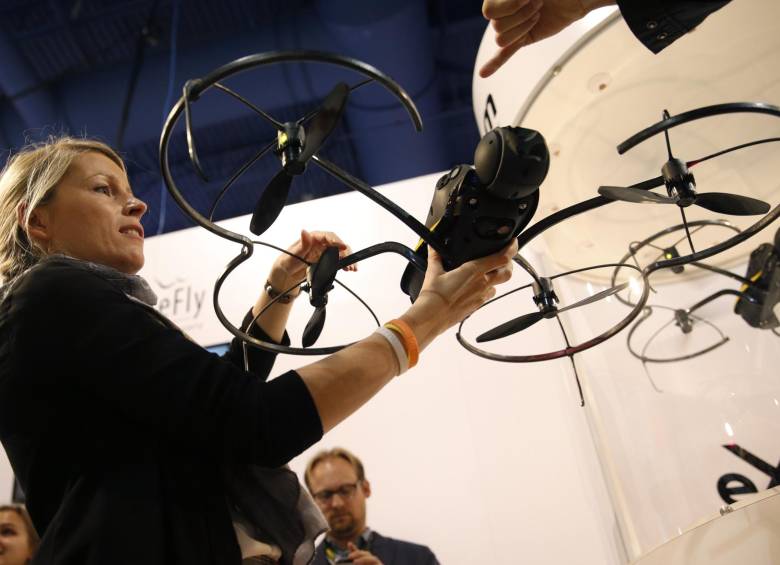 Los visitantes del International CES 2015 interactúan con los drones. FOTO reuters 