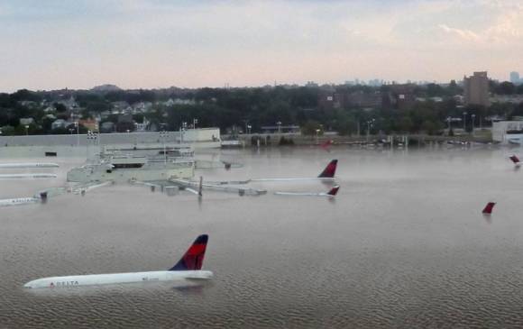 Simulación de cómo se vería el aeropuerto de LaGuardia, en Nueva York, si el nivel del mar sube 7,62 metros. FOTO NICKOLAY LAMM