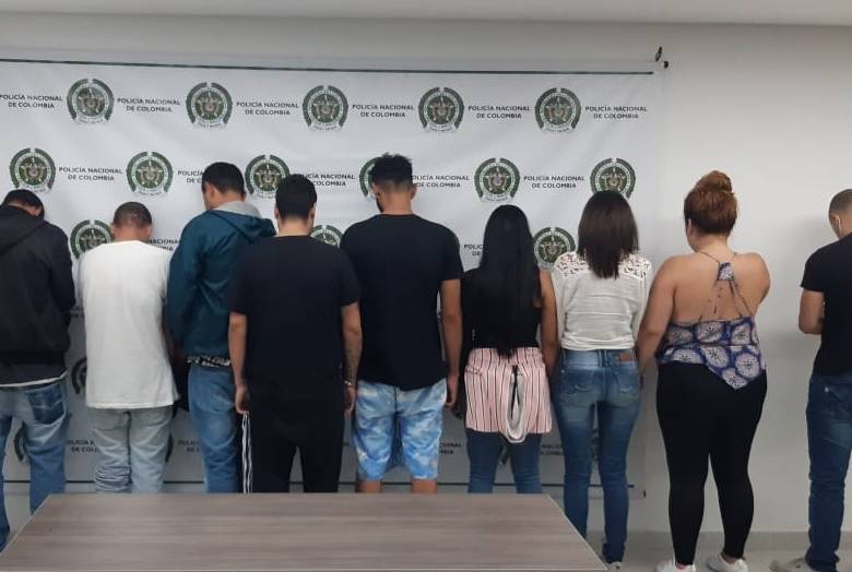 Estas son las nueve personas capturadas en el corregimiento San Antonio de Prado. Según la Policía, se trata de reincidentes en el irrespeto al decreto de cuarentena. FOTO: CORTESÍA DE LA POLICÍA METROPOLITANA.