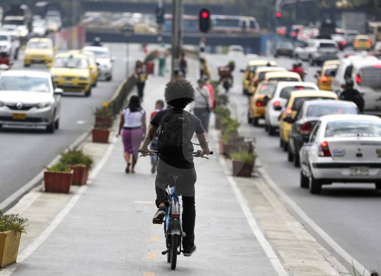 En la calle San Juan, centro de Medellín se aprecia la disputa por la vía entre ciclistas que van por la ciclorruta y peatones que creen que es una acera. FOTO Manuel saldarriaga