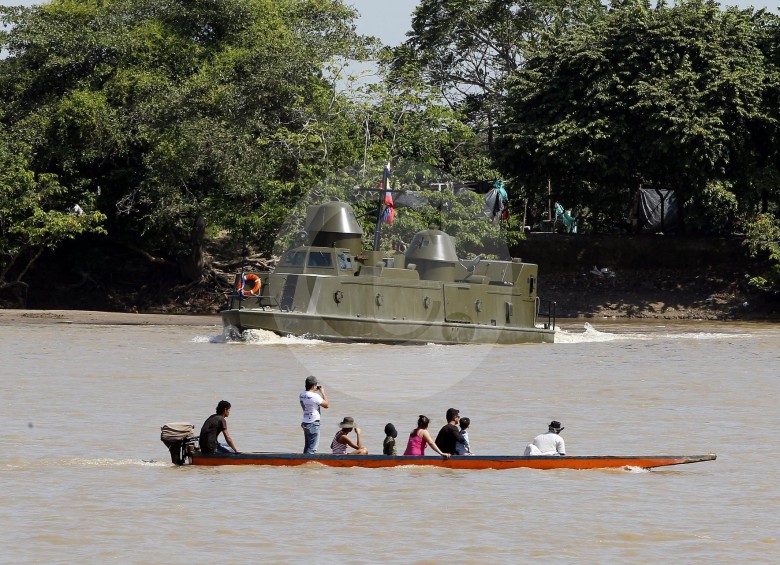 En el río Arauca (foto) hay controles del Ejército y la Armada nacional, sin embargo, los grupos ilegales se las ingenian para evadir las autoridades y cobrar impuestos por productos. FOTO Jaime Pérez