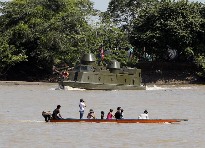 Infantes de marina patrullan el río Arauca, frontera con Venezuela. FOTO: Jaime Pérez
