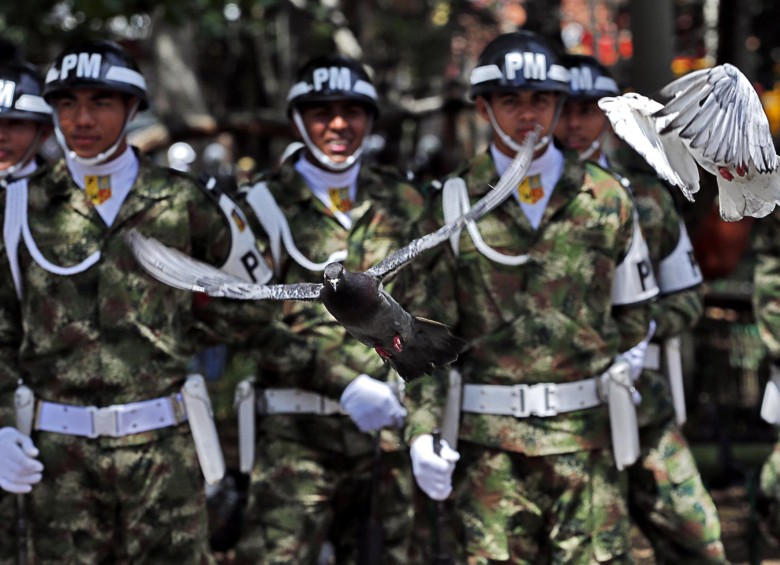 Desfile militar en el Parque de Bolívar de Medellín. FOTO Henry agudelo