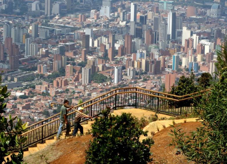 Así, incluso con celeridad, van avanzando las obras del Jardín Circunvalar en la comuna 8 de Medellín, donde hoy entregan tres kilómetros del Camino de la Vida. FOTO julio césar herrera