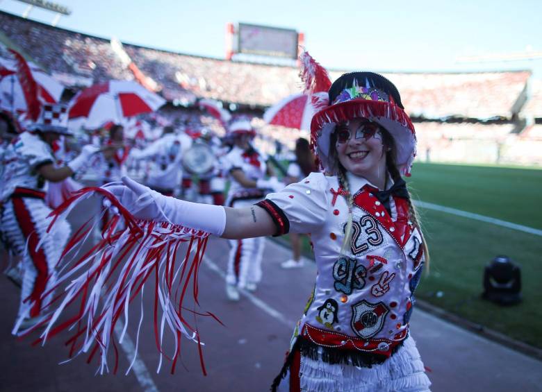 Mientras llegan los campeones, danzas para amenizar la larga espera. FOTO REUTERS