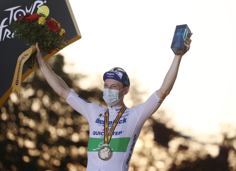 El irlandés Sam Bennett celebra en el podio después de ganar la etapa 21 del Tour de Francia. FOTO AFP