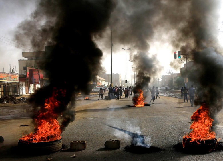 Sudán vive en medio de las protestas. Desde el año pasado la ciudadanía pedía la caída de Omar Al Bashir y cuando esta se dio comenzaron a reclamar el fin de la Junta Militar. FOTO Reuters