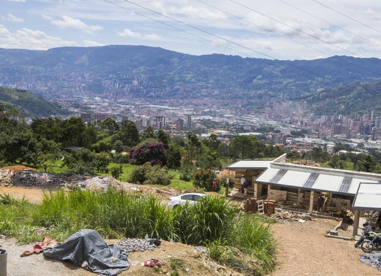La zona de la que hace parte la vereda Morrón y que, dicen habitantes, buscan construirle edificios, está a unos 700 metros de El Romeral. Hoy, hay fincas, colegios y la Escuela de Policía Carlos E. Restrepo. FOTOS Julio César Herrera - Juan David USUGA