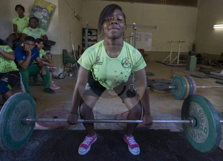 Antonina Moya llegó de Vigía del Fuerte a Medellín. Hoy integra el grupo de 15 deportistas que se forman en la Escuela Departamental de la Liga Antioqueña de Pesas. FOTO Donaldo Zuluaga