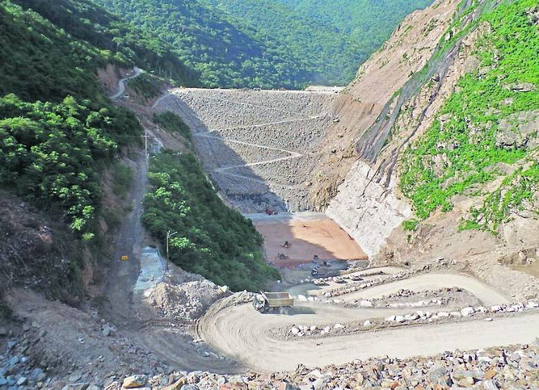 Construcción del núcleo de la presa de Hidroituango. 1,7 millones de metros cúbicos de arcilla que harán la estructura impermeable.