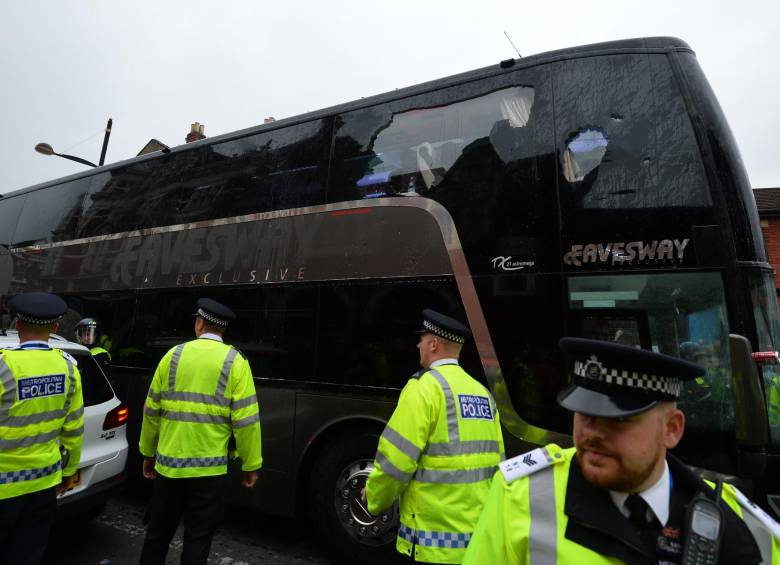Así quedó el bus apedreado por los hinchas del equipo contrario. FOTO AFP