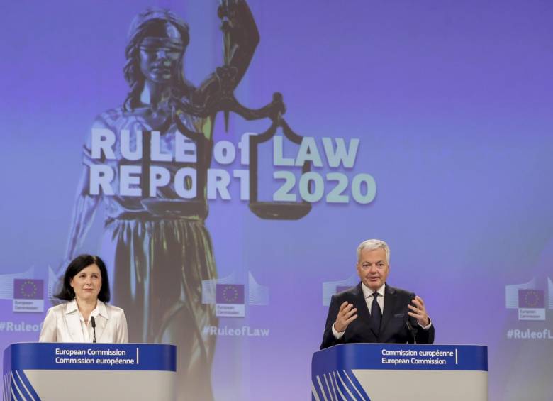 La vicepresidenta de la Comisión, Vera Jouroba, y el titular de Justicia, Didier Reynder, durante la presentación del informe. FOTO EFE