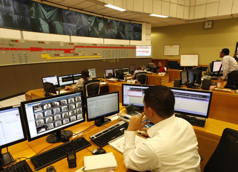 76 estaciones, de todos los modos, tiene el sistema integrado. Desde este centro de control monitorean la operación de los 58 trenes, líneas de cables y ahora de los tranvías. FOTO Henry Agudelo