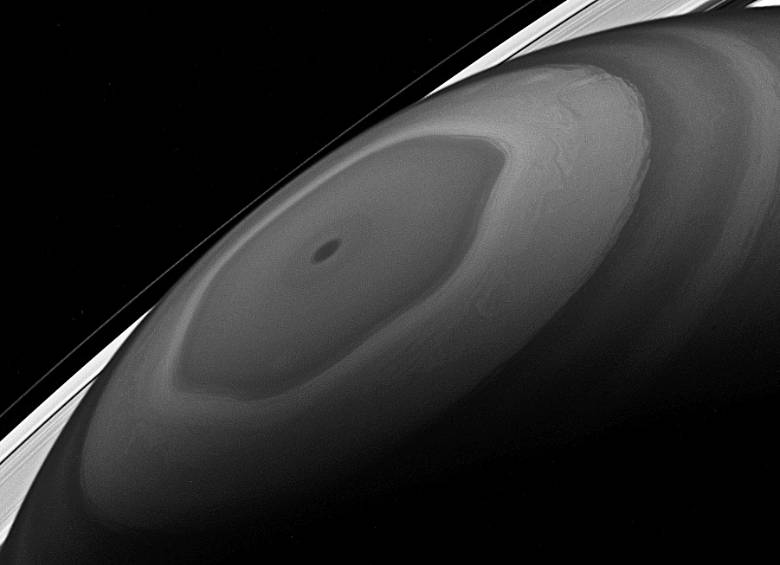 Uno de los sorprendentes rasgos en la atmósfera, el vórtice en el extraño hexágono de nubes de Saturno detectado por Cassini en su acercamiento. Imagen sin procesar. FOTO Nasa