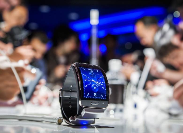 Samsung Electronics reveló este martes detalles y fotografías del Gear S2, su primer “smartwatch” con diseño circular que presentará esta semana en Berlín. FOTO AFP