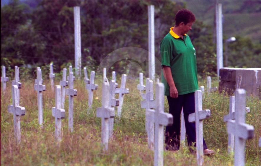 Las víctimas fueron enterradas en el cementerio local. Una fosa común sirvió para dar el último adiós a los que quedaron calcinados. EL COLOMBIANO