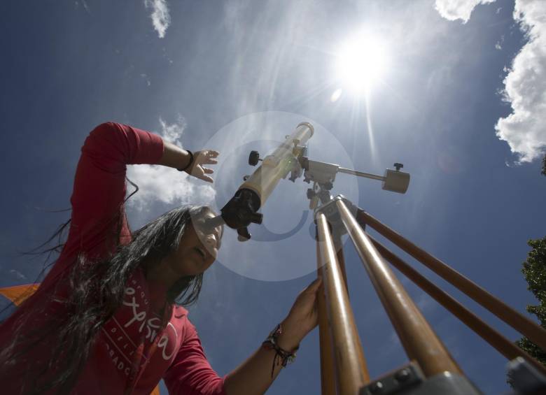 Al Planetario de Medellín se acercaron las familias para observar y aprender sobre el eclipse. FOTOS Manuel Saldarriaga
