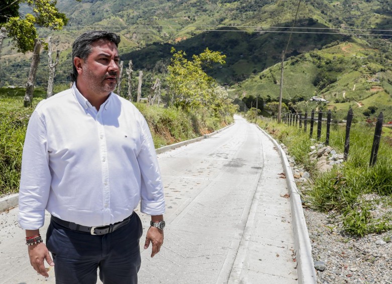 Mejorar las vías veredales, con pavimento o placa huella, es el logro que destaca el alcalde de Barbosa Édison García. FOTO róbinson Sáenz