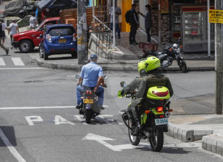 La Policía informó que tiene puestos de vigilancia fija en los sitios críticos de Castilla. Uno de ellos es el bulevar de La 68, que concentra negocios de rumba y comercio. FOTO manuel saldarriaga