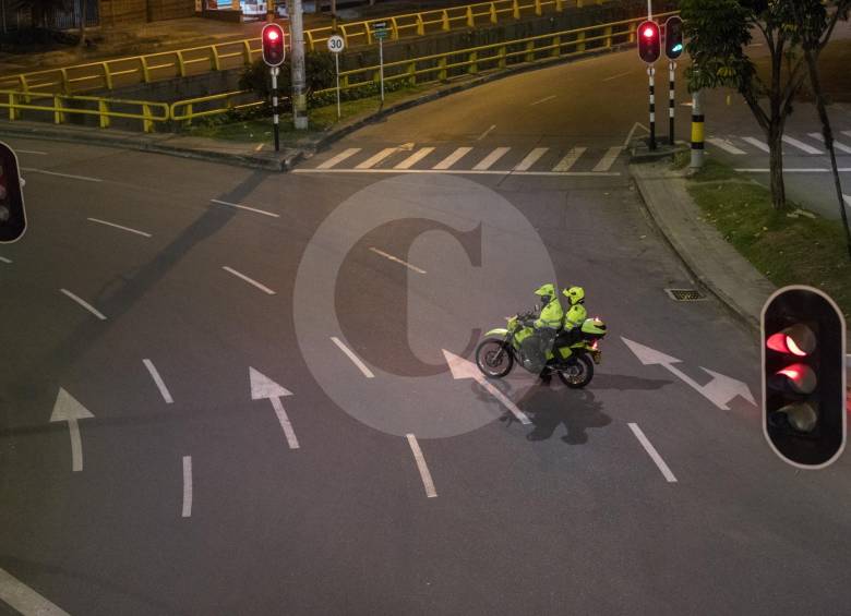 La Fuerza Pública se mantendrá en las calles de las diferentes ciudades con el fin de vigilar el aislamiento preventivo obligatorio que inicia a las 00:00 de este miércoles. FOTO Camilo Suárez