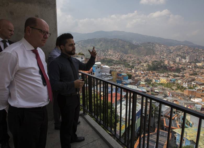 Tras almorzar el viernes 11 con el alcalde de Medellín, Federico Gutiérrez, Ahlin se dirigió a las escaleras eléctricas de la Comuna 13 para ver el progreso de la zona. FOTO julio césar herrera