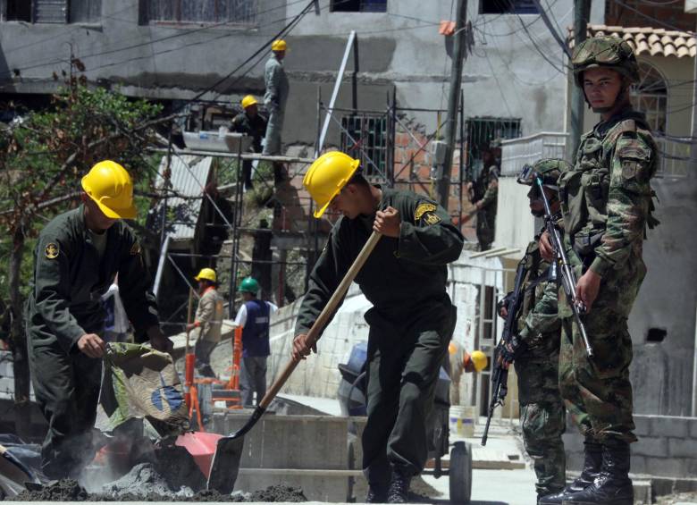 Tareas de desarrollo en infraestructura es uno de los nuevos objetivos planteados para las Fuerzas Armadas en un eventual posconflicto. Aún así, el trabajo militar ocupará las primeras funciones en los objetivos trazados al 2030. FOTO julio césar herrera 