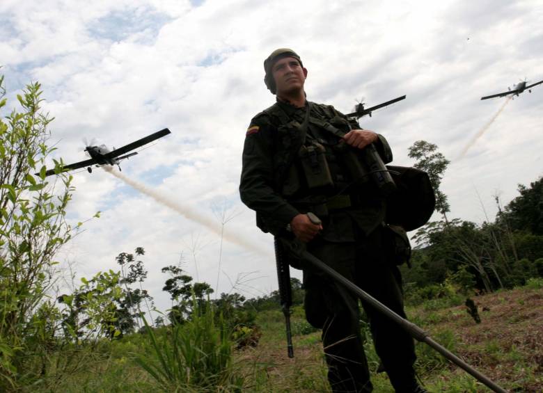 Integrantes de la Fuerza Pública tienen la misión de erradicar los cultivos de coca en el país. FOTO Archivo Colprensa
