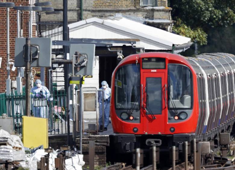 Londres aumentó al máximo nivel la alerta por un posible atentado terrorista luego de que en la mañana del viernes un paquete explosivo en un tren dejara a 29 personas heridas. FOTO AFP