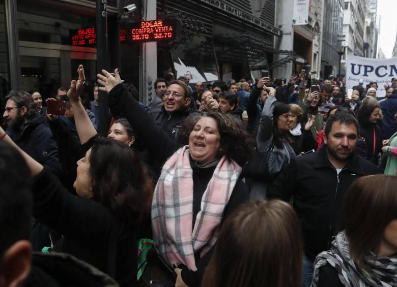 Trabajadores argentinos rechazaron la decisión de Mauricio Macri de llevar a cabo un plan de equilibrio fiscal que prevé una reducción drástica de su Gobierno. FOTO EFE