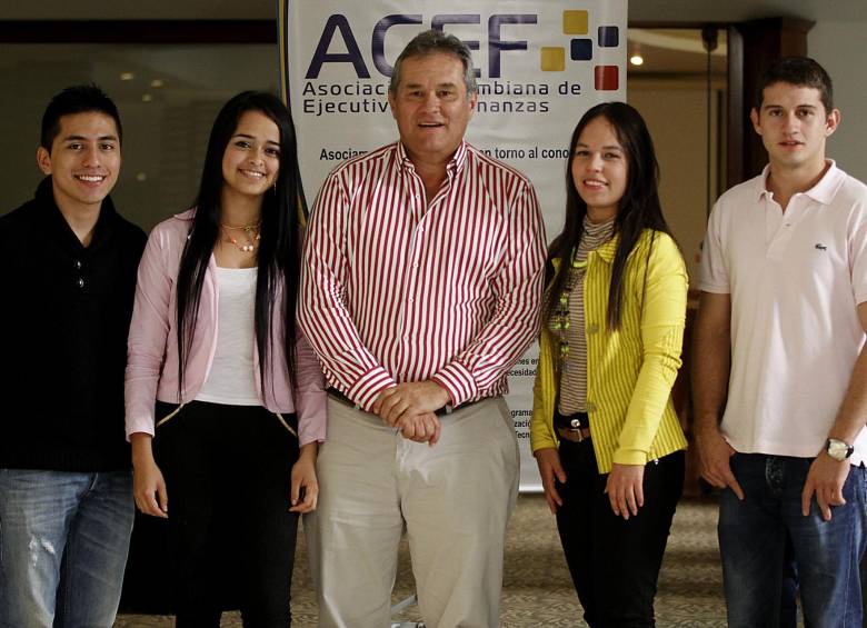 Conferencista y jóvenes becados por Acef.