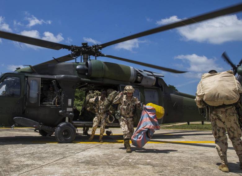 Por medio de aeronaves del Ejército y la Fuerza Aérea se han podido transportar varias toneladas de ayuda humanitaria. Sin embargo, alcaldes de la zona de Catatumbo insisten en que ya no hay recursos para atender a las víctimas del conflicto. FOTO Julio Herrera