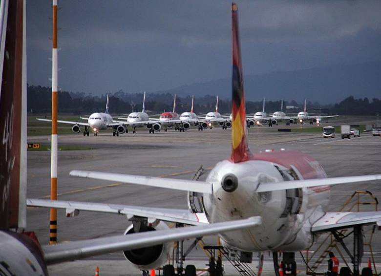 Fuertes vientos de cola que superan los 10 nudos, en cercanías al Aeropuerto El Dorado de Bogotá, afectan la operación de la terminal aérea. FOTO COLPRENSA