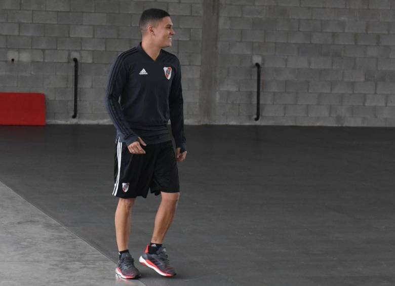 El colombiano Juan Fernando Quintero se ve alegre en su regreso a trabajos con River. FOTO TWITTER DE RIVER