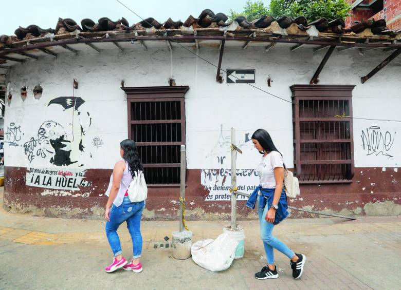 Para los agoreros, la Casa de Lola no tiene una segunda oportunidad sobre la tierra. Música y vivas de esperanza le llegan desde la sensibilidad por el arte bellanita. FOTO Manuel Saldarriaga
