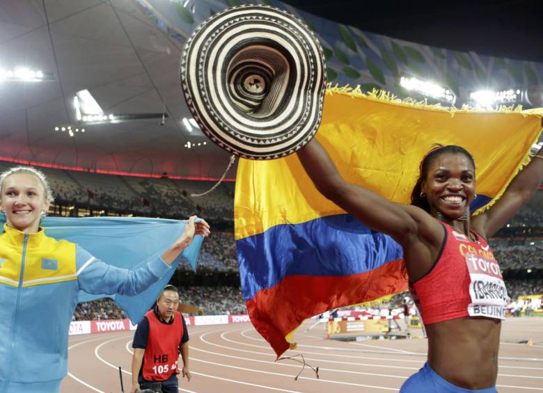 No faltó la bandera colombiana ni el sombrero vueltiao en la celebración de la atleta nacional.