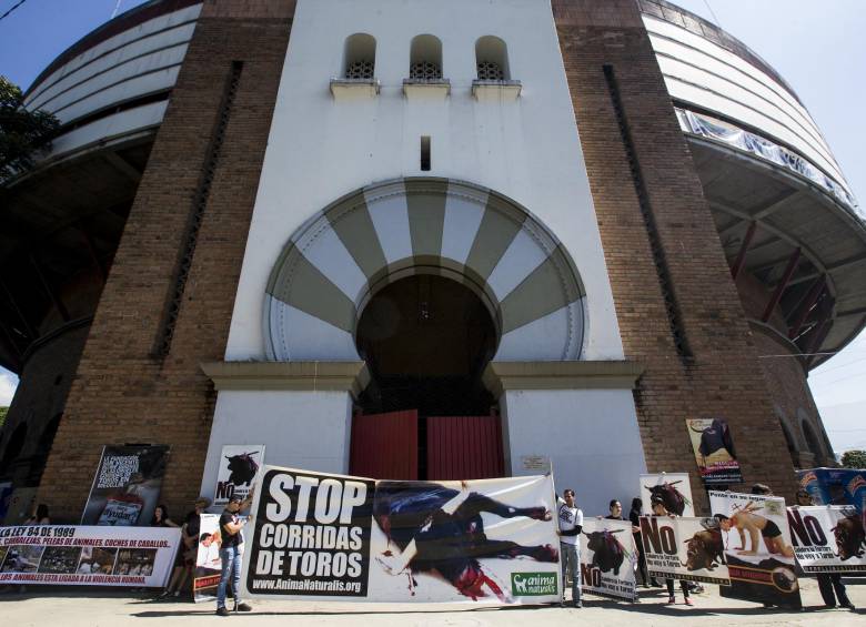 Cada año, los grupos antitaurinos y defensores de animales marchan en rechazo a la llamada fiesta brava. FOTO ARCHIVO JAIME PÉREZ