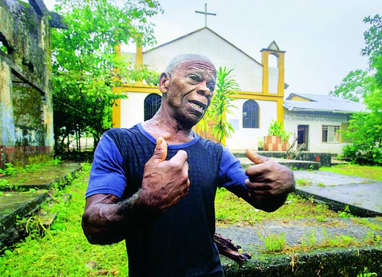 1. Domingo Chalá recogió a los muertos de la iglesia y este mes ayudará a la Fiscalía a exhumar los restos. 2. Bojayá está en ruinas, el monte se comió el pueblo viejo. 3. Hace 15 años, el padre Antún solo recuperó un Cristo mutilado de la Iglesia.
