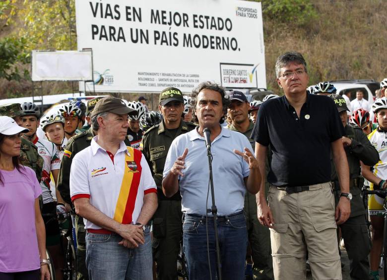 Finalmente, tras el breve recorrido, Santos junto con el gobernador Fajardo hicieron un balance de las inversiones del Gobierno en Antioquia. FOTO JAIME PÉREZ.