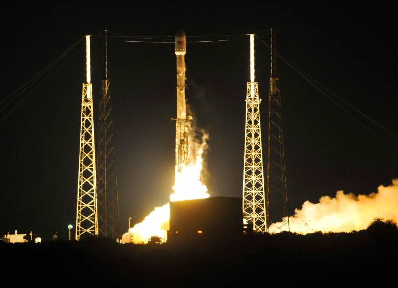 Por segunda vez consecutiva, un cohete de la empresa aeroespacial SpaceX logró aterrizar sobre una plataforma en el océano. FOTO AP