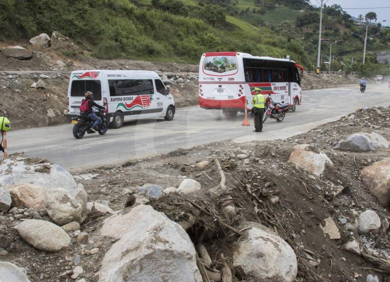 Por la creciente de la quebrada el Bebedero, gran cantidad de arena, lodo y matas de café obstruyó la doble calzada Hatillo- Barbosa. Luego de los trabajos fue habilitada. FOTO Róbinson Sáenz