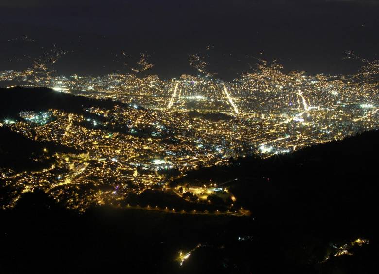 La idea es que Medellin luzca apagada en esa hora del sábado entre las 8:30 y 9:30 p.m. FOTO Archivo 