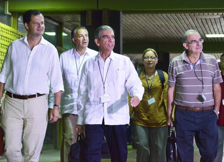 Los generales en retiro Jorge Enrique Mora Rangel y Óscar Naranjo, volverán a la mesa de negociaciones para el inicio del ciclo 35. Ambos seguirán con la pedagogía por la paz. FOTO colprensa