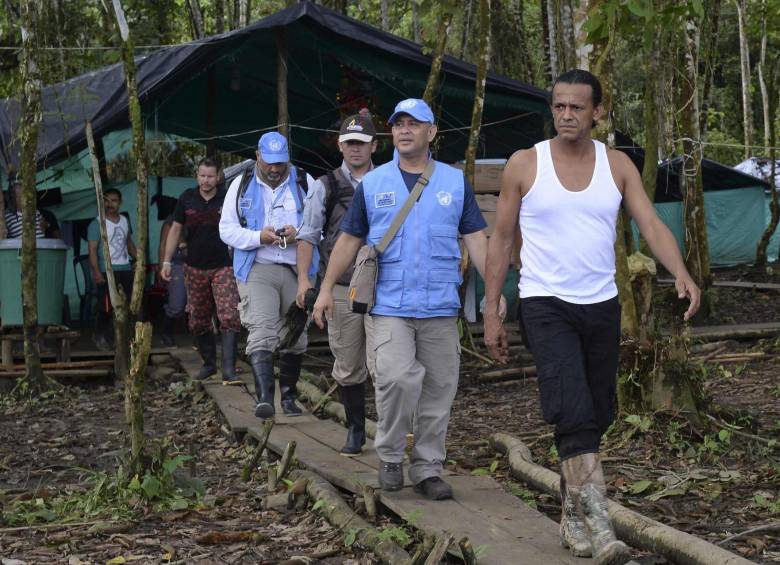Pedro Baracutado, comandante del Frente 34 con una comisión de verificación de ONU en el punto de preagrupamiento de las Farc en zona rural de Vegaez, Vigía del Fuerte, Antioquia. FOTO AFP