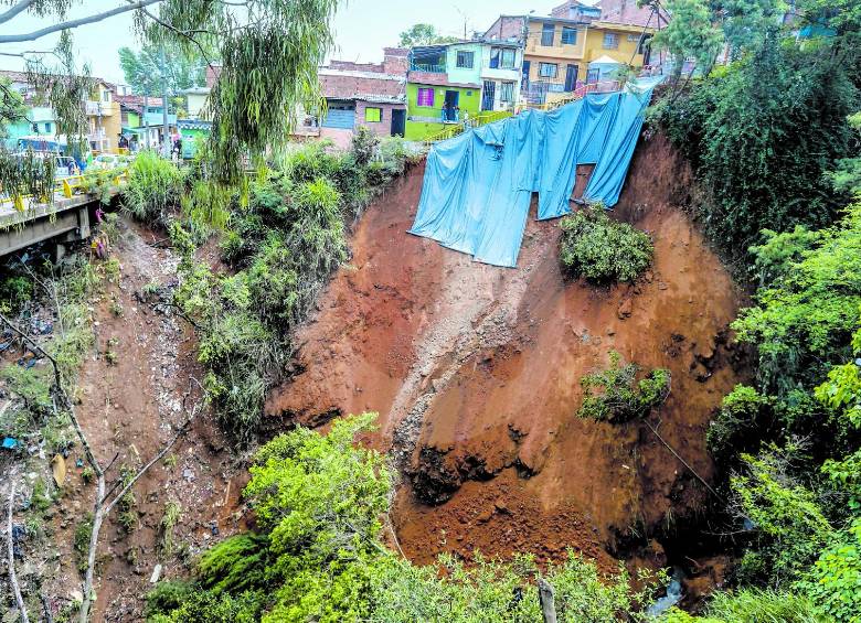 EPM y la Secretaría de Inclusión Social están atentos a la situación, luego de registrarse el alud, en Aranjuez, para apoyar a las familias y tomar las acciones pertinentes. FOTO juan antonio sánchez