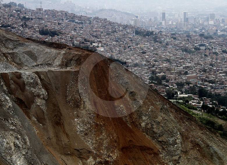 Debe hacerse un estudio a fondo para prevenir situaciónes de riesgo en las urbanizaciones que se construyen cerca de las canteras, recomendaron geólogos. FOTO donaldo zuluaga.