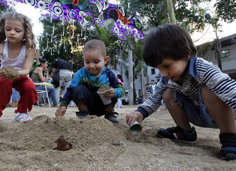 Los niños juegan en la arena de los Días de Playa