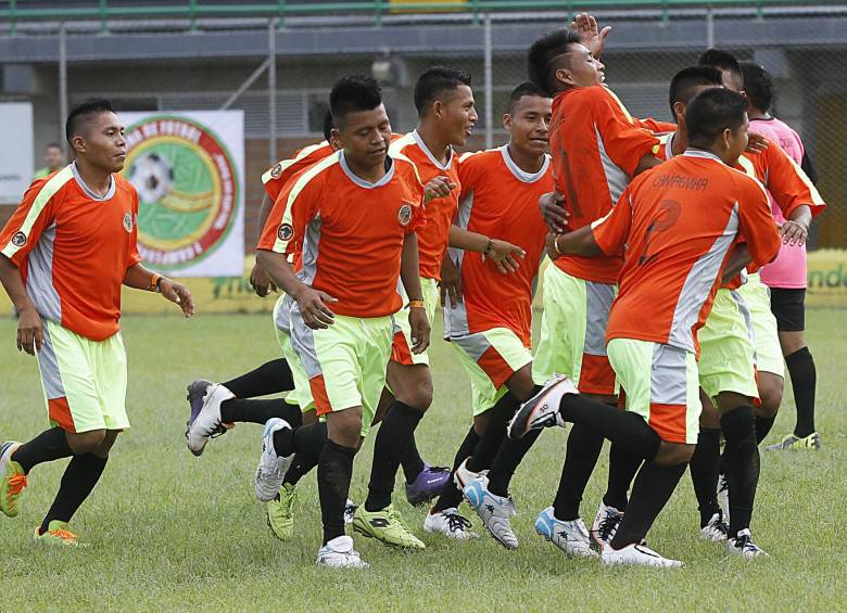 Son 120 deportistas y compiten en el primer Nacional de fútbol indígena, zona Occidente 1, que nació bajo el lema “Más allá del balón”. FOTO DONALDO ZULUAGA