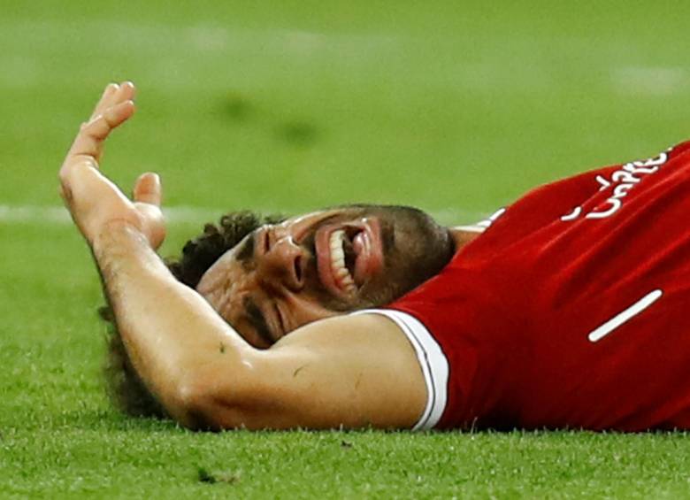 En la imagen, Salah se muestra desconsolado por la lesión y el fuerte dolor. Otra de las grandes figuras que se quedaría sin Mundial. FOTO REUTERS