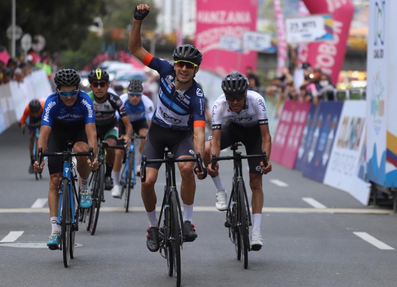 Juan Pablo Suárez, del EPM, campeón del Clásico RCN y ganador de la novena fracción de la Vuelta a Colombia, ajustó tercer triunfo de etapa en la historia de la carrera. FOTO cortesía fedeciclismo