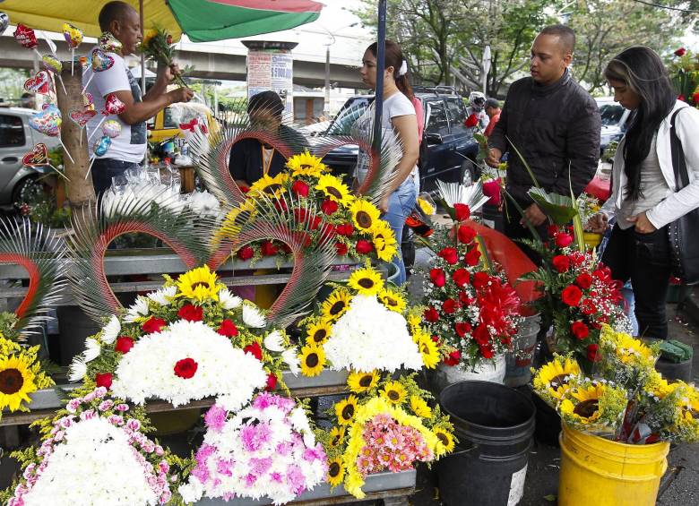 Descripción:Recorrido de ciudad periodico Qhubo . Personajes:Visitas de madre Cementerio San Pedro .Fecha de evento:08/05/2016. Foto: Jaime Pérez Munévar